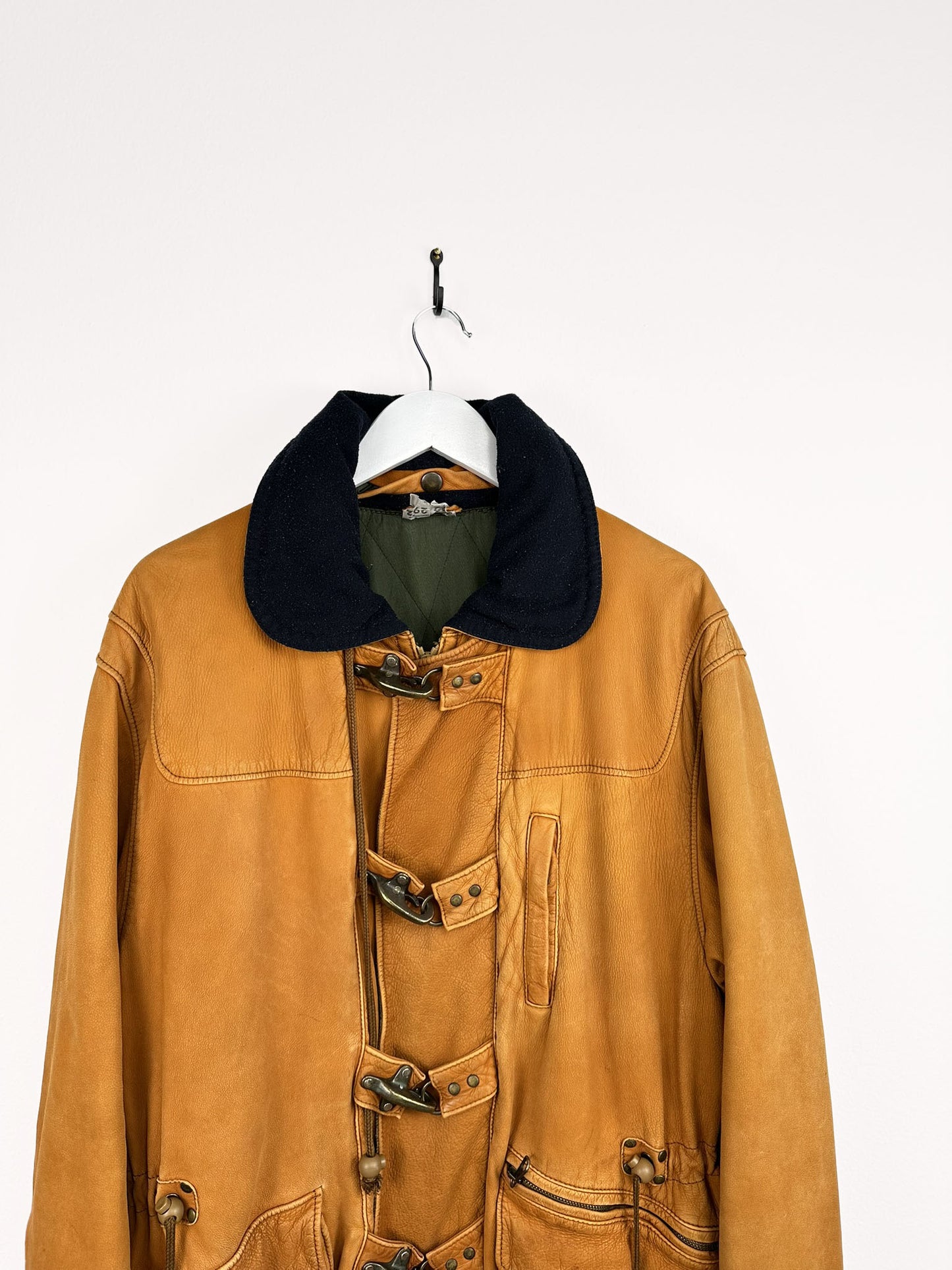 Giacca in pelle arancione con fibbie - M